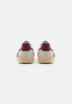 Adidas Originals Jeans Unisex - Sneakers Laag - Chalk White/Sand Strata/Collegiate Burgundy 8 Adidas Originals Jeans Unisex - Sneakers Laag - Chalk White/Sand Strata/Collegiate Burgundy -Havaianas Verkoopwinkel 96ebd3231d3e46a2b4a72af20c9e3c09